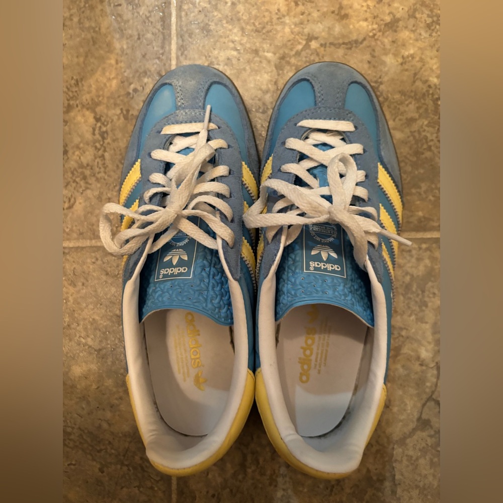 Adidas women’s indoor gazelle in blue burst yellow